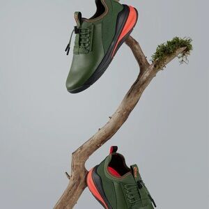 CLOVE NURSE SNEAKERS